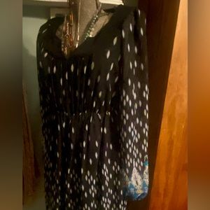 Liz Lange maternity dress 
Lined medium